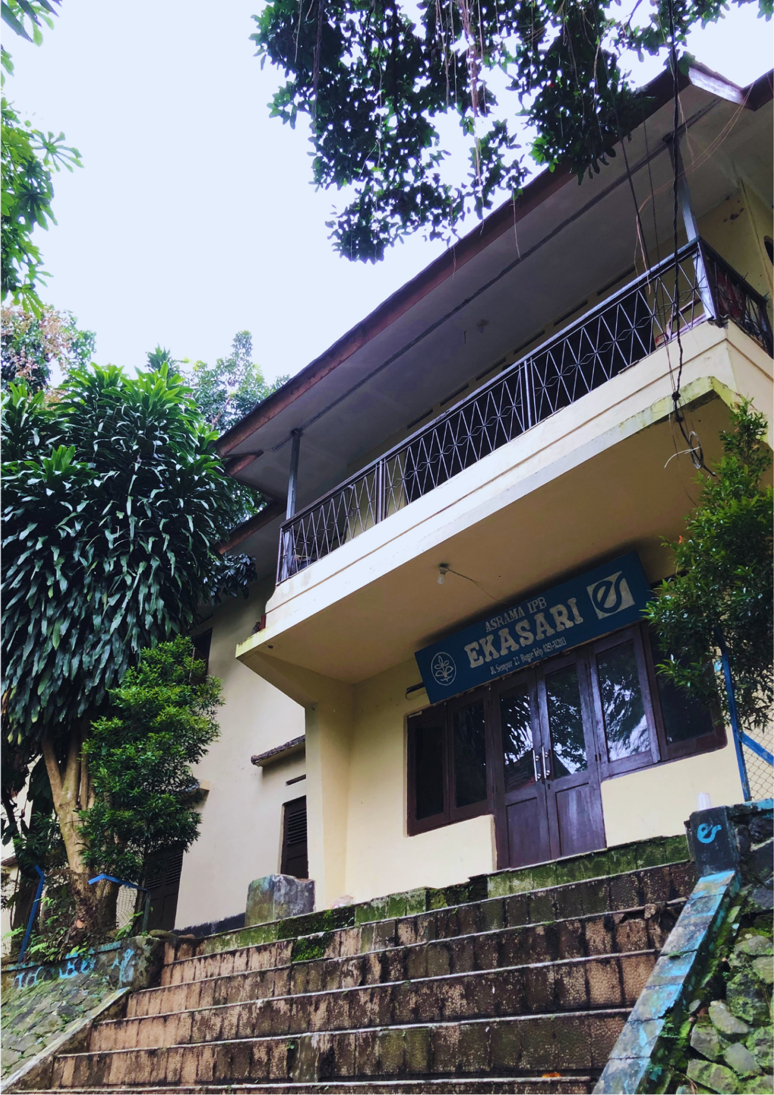 Foto tampak depan Asrama IPB Ekasari